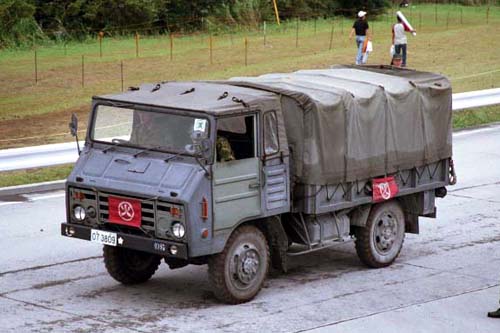 陸上自衛隊車輌 ７３式中型トラック（1 1/2ｔトラック） 07-3809 実弾運搬中 2004年8月28日